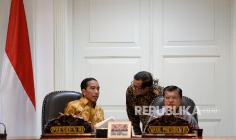 Presiden Joko Widodo (kiri) berbincang dengan Seskab Pramono Anung sebelum rapat terbatas di Kantor Kepresidenan, Jakarta, Selasa (30/5). 