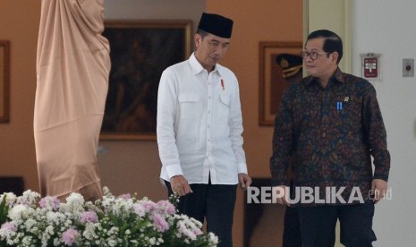 Presiden Joko Widodo (kiri) berbincang dengan Seskab Pramono Anung sebelum memimpin rapat kerja persiapan Asian Games XVIII di Istana Bogor, Jawa Barat, Rabu (18/4).