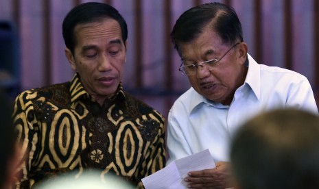 Presiden Joko Widodo (kiri) berbincang dengan Wakil Presiden Jusuf Kalla di sela-sela Rapat Kerja antara Pemerintah dengan Pimpinan Kementerian/Lembaga dan pejabat eselon I Kementerian/Lembaga di Kementerian Pekerjaan Umum dan Perumahan Rakyat, Jakarta, Se