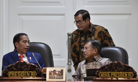 Presiden Joko Widodo (kiri) berbincang dengan Wakil Presiden Jusuf Kalla (kanan) dan Seskab Pramono Anung (tengah) sebelum memimpin rapat terbatas Evaluasi Pelaksanaan Proyek Strategis Nasional dan Program Prioritas Provinsi Jambi di Kantor Presiden, Jakarta, Kamis (20/4).