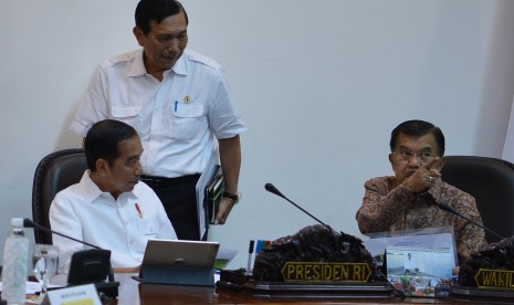 Presiden Joko Widodo (kiri) berbincang dengan Wakil Presiden Jusuf Kalla (kanan) dan Menko Maritim Luhut Binsar Pandjaitan.