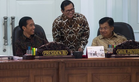 Presiden Joko Widodo (kiri) berbincang dengan Wapres Jusuf Kalla (kanan) dan Seskab Pramono Anung (tengah) sebelum memimpin rapat kabinet terbatas di Kantor Kepresidenan, Jakarta, Senin (29/2).