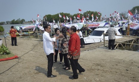 Presiden Joko Widodo (kiri) berdialog dengan Kepala BKKBN Surya Chandra Surapaty (kanan), Menkes Nila F Moeloek (kedua kiri) saat meresmikan pencanangan Kampung Keluarga Berencana (KB) di di TPI Mina Waluya Bondet, Dusun Jenawi, Cirebon, Jawa Barat, Kamis 