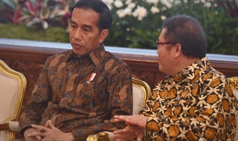 Presiden Joko Widodo (kiri) berdialog dengan Menkominfo Rudiantara 