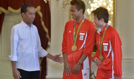 Presiden Joko Widodo (kiri) berdialog dengan peraih medali emas Olimpiade Rio 2016 Tontowi Ahmad (tengah) dan Liliyana Natsir (kanan) di Istana Merdeka, Jakarta, Rabu (24/8). 