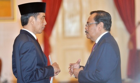 Presiden Joko WIdodo (kiri) berdiskusi dengan Jaksa Agung Prasetyo terkait dokumen Tim Pencari Fakta (TPF) kematian Munir di Istana Negara, Jakarta, Rabu (26/10). 