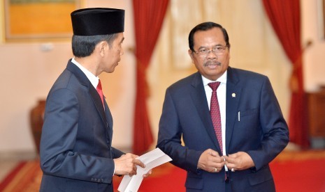 Presiden Joko WIdodo (kiri) berdiskusi dengan Jaksa Agung Prasetyo terkait dokumen Tim Pencari Fakta (TPF) kematian Munir di Istana Negara, Jakarta, Rabu (26/10). 