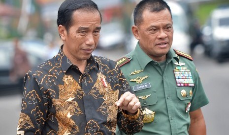 President Joko Widodo (left) and TNI Commander Gen.Gatot Nurmantyo