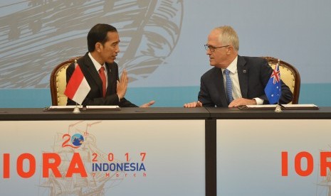 Presiden Joko Widodo (kiri) berdiskusi dengan PM Australia Malcom Turnbull (kanan) sebelum penandatanganan Jakarta Concord pada KTT Indian Ocean Rim Association (IORA) 2017 di Jakarta Convention Center, Jakarta, Selasa (7/3).