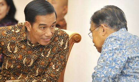 Presiden Joko Widodo (kiri) berdiskusi dengan Wapres Jusuf Kalla.