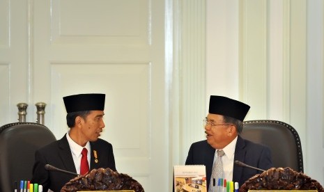 Presiden Joko Widodo (kiri) berdiskusi dengan Wapres Jusuf Kalla sebelum memimpin Sidang Kabinet Paripurna di Kantor Presiden, Jakarta, Selasa (2/9). 