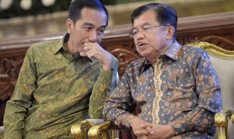 Presiden Joko Widodo (kiri) berdiskusi dengan Wapres Jusuf Kalla (kanan) saat memimpin acara peresmian penutupan Musyawarah Rencana Pengembangan Nasional (Musrenbangnas) Tahun 2016 di Istana Negara, Jakarta, Rabu (11/5). 