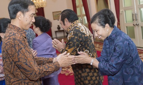 Presiden Joko Widodo (kiri) berjabat tangan dan saling memaafkan dengan Menteri BUMN Rini Soemarno (kanan) pada silahturahmi Idul Fitri 1436 H di Istana Negara, Jakarta, Rabu (22/7). 