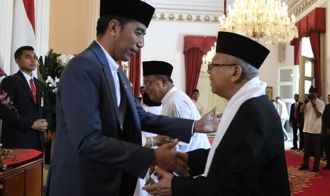 Presiden Joko Widodo (kiri) berjabat tangan dengan Cawapres nomor urut 01 Maruf Amin (kanan) saat halalbihalal di Istana Negara, Jakarta, Rabu (5/6/19).