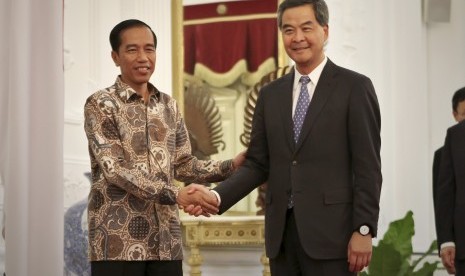 Presiden Joko Widodo (kiri) berjabat tangan dengan Kepala Eksekutif Daerah Administrasi Khusus Hong Kong, CY Leung (kanan) saat kunjungan kerja membahas kerjasama investasi di Istana Merdeka, Jakarta, Kamis (17/9). 