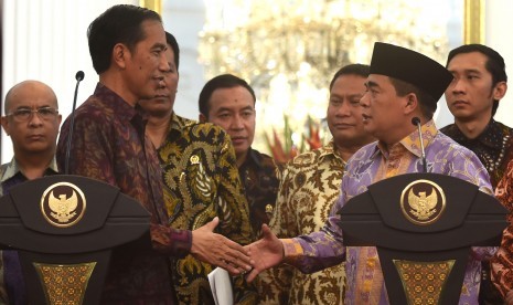 Presiden Joko Widodo (kiri) berjabat tangan dengan Ketua DPR Ade Komarudin (kanan) usai menyampaikan keterangan kepada wartawan di Istana Merdeka, Jakarta, Senin (22/2)