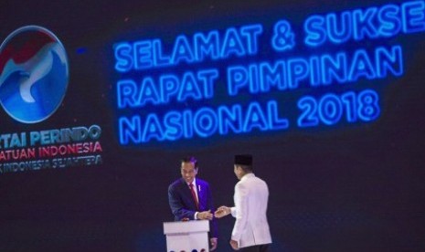 Presiden Joko Widodo (kiri) berjabat tangan dengan Ketua Umum Perindo Hary Tanoesoedibyo (kanan) usai membuka Rapat Pimpinan Nasional (Rapimnas) ke II Partai Perindo di Jakarta Convention Center, Jakarta, Rabu (21/3). Dalam Rapimnas tersebut, Partai Perindo secara resmi melalui Ketua Umum Perindo Hary Tanoesoedibyo mendukung Presiden Joko Widodo pada Pemilihan Presiden 2019. 