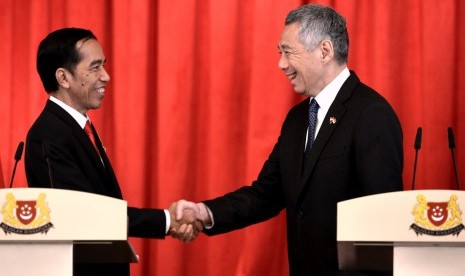 Presiden Joko Widodo (kiri) berjabat tangan dengan PM Singapura Lee Hsien Loong (kanan) usai memberikan pernyataan pers bersama di Singapura beberapa waktu lalu. 