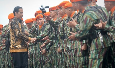 Presiden Joko Widodo (kiri) berjabat tangan dengan Prajurit Korps Pasukan Khas (Korpaskhas) TNI AU saat upacara pengarahan di Mako Paskhas Margahayu Kab.Bandung, Jawa Barat, Selasa (15/11). 