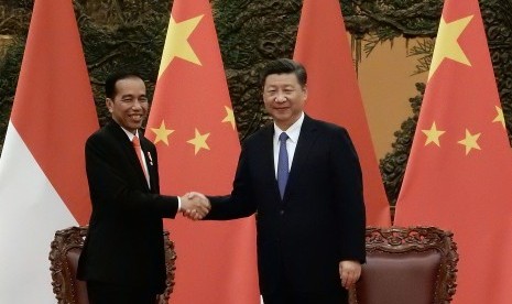 Presiden Joko Widodo (kiri) berjabat tangan dengan Presiden Republik Rakyat Tiongkok Xi Jinping (kanan) saat pertemuan bilateral disela-sela menghadiri Belt and Road Forum di Gedung Great Hall of the People, Beijing, Minggu (14/5). 