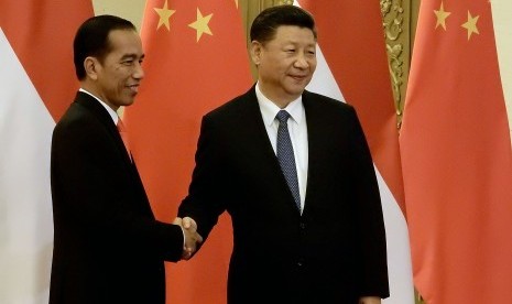 Presiden Joko Widodo (kiri) berjabat tangan dengan Presiden China Xi Jinping (kanan) 