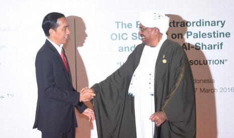 Presiden Joko Widodo (kiri) berjabat tangan dengan Presiden Sudan Omar Hassan Ahmad al-Bashir sebelum berlangsungnya KTT Luar Biasa ke-5 OKI di JCC, Jakarta, Senin (7/3).