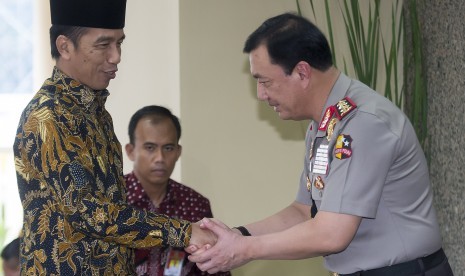 Presiden Joko Widodo (kiri) berjabat tangan dengan Wakil Kapolri Komjen Pol Budi Gunawan (kanan) saat tiba di Mabes Polri, Jakarta, Jumat (1/7). 