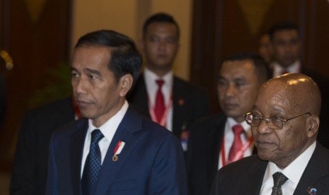 Presiden Joko Widodo (kiri) berjalan bersama Presiden Afrika Selatan Jacob Zuma (kanan) sebelum membuka acara Business Summit dalam rangkaian KTT IORA ke-20 tahun 2017 di Jakarta Convention Center, Jakarta, Senin (6/3). 