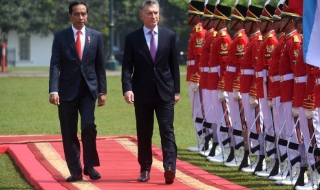 Presiden Joko Widodo (kiri) berjalan bersama Presiden Argentina Mauricio Macri (kanan) di Istana Bogor, Rabu (26/6/2019).