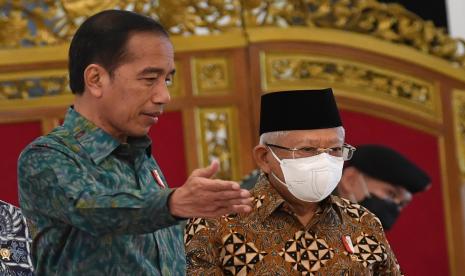 Presiden Joko Widodo (kiri) berjalan bersama Wakil Presiden Ma'ruf Amin. Dalam KUHP yang baru disahkan DPR, diatur pasal penyerangan terhadap harkat dan martabat presiden dan wakil presiden. (ilustrasi)