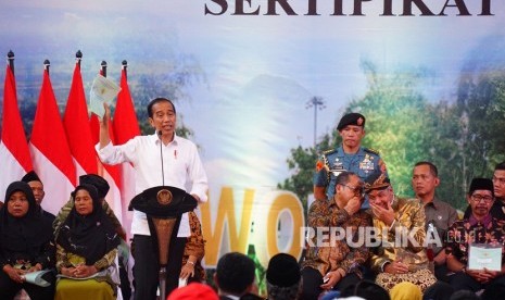 Presiden Joko Widodo (kiri) berpidato saat penyerahan Sertifikat Tanah untuk Rakyat di Banyuurip, Purworejo, Jawa Tengah, Kamis (29/8/2019).