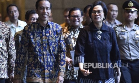 Presiden Joko Widodo (kiri) bersama dengan Menteri Keuangan Sri Mulyani.