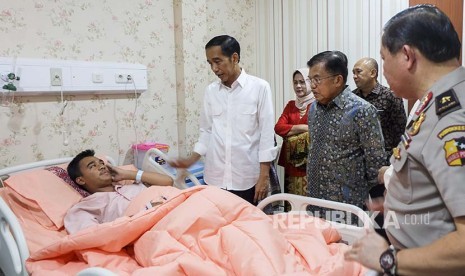 Presiden Joko Widodo (kiri) bersama Ibu Negara Iriana Joko Widodo (kedua kiri), Wakil Presiden Jusuf Kalla (tengah), dan Kepala Staf Kepresidenan Teten Masduki (kedua kanan) menjenguk korban bom Kampung Melayu, di Rumah Sakit Polri Sukanto, Kramat Jati, Jakarta, Kamis (25/5). Presiden dan Wakil Presiden mendatangi Rumah Sakit Polri Sukanto untuk menjenguk korban ledakan bom di Kampung Melayu, Jakarta, 