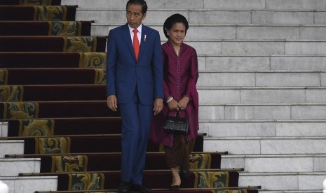 Presiden Joko Widodo (kiri) bersama Ibu Negara Iriana Joko Widodo (kanan) menanti kehadiran tamu negara Raja Malaysia Sri Paduka Baginda Yang Dipertuan Agong XVI, Sultan Abdullah Ri'ayatauddin Al Mustafa Billah Shah Ibni Almarhum Sultan Haji Ahmad Shah Al-Musta'in Billah di Istana Bogor, Jawa Barat, Selasa (27/8/2019).