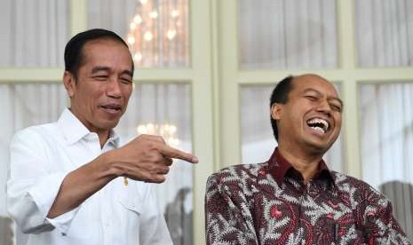 Presiden Joko Widodo (kiri) bersama Kepala Pusat Data, Informasi, dan Humas Badan Nasional Penanggulangan Bencana (BNPB) Sutopo Purwo Nugroho memberikan keterangan seusai bertemu di Istana Bogor, Jawa Barat, Jumat (5/10).