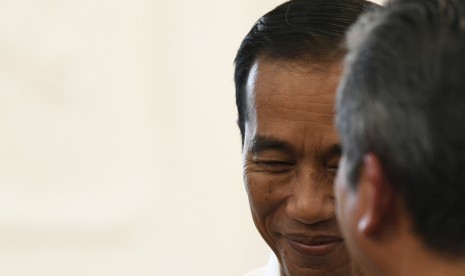 Presiden Joko Widodo (kiri) bersama Ketua Badan Pemeriksa Keuangan Moermahadi Soerja Djanegara (kanan) menyampaikan keterangan pers usai menerima Ikhtisar Hasil Pemeriksaan Semester (IHSP) I Tahun 2019 dan Laporan Hasil Pemeriksaan (LHP) Periode Semester I Tahun 2019 di Istana Merdeka, Jakarta, Kamis (19/9/2019). 