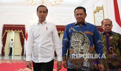 Presiden Joko Widodo (kiri) bersama Ketua MPR Bambang Soesatyo (tengah) bersiap memberikan keterangan seusai melakukan pertemuan di Istana Merdeka, Jakarta, Rabu (16/10/2019).