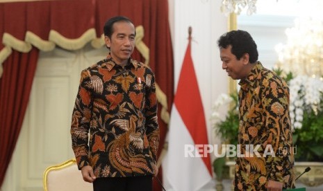 Presiden Joko Widodo (kiri) bersama Ketua Umum Partai Persatuan Pembangunan (PPP) Romahurmuziy usai meggelar konferensi pers di Istana Merdeka, Jakarta, Selasa (22/11). 