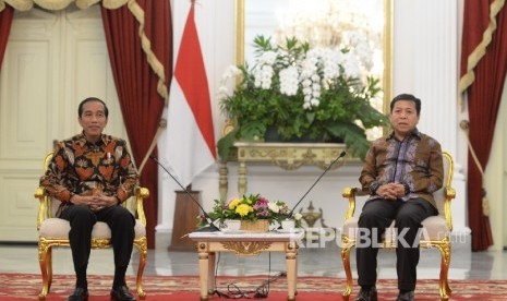 Presiden Joko Widodo (kiri) bersama Ketum Golkar Setya Novanto 