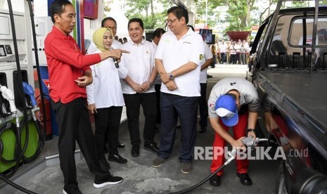 Presiden Joko Widodo (kiri) bersama Menko Perekonomian Airlangga Hartarto (kedua kanan), Menteri BUMN Erick Thohir (ketiga kanan), Menteri ESDM Arifin Tasrif (ketiga kiri) dan Direktur Utama Pertamina Nicke Widyawati (kedua kiri) menyaksikan pengisian bahan bakar Solar pada sebuah mobil saat peresmian implementasi program Biodiesel 30 persen (B30) di SPBU Pertamina MT Haryono, Jakarta, Senin (23/12/2019).