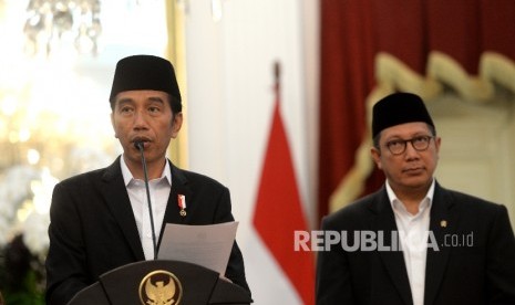  Presiden Joko Widodo (kiri) bersama Menteri Agama Lukman Hakim Saifuddin memberikan keterangan pers terkait kuota jamaah haji di Istana Merdeka, Jakarta, Rabu (11/1). 