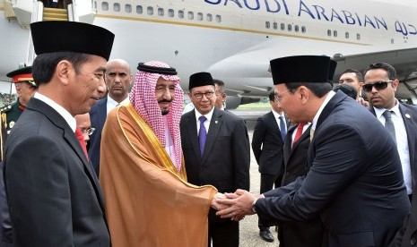 Presiden Joko Widodo (kiri) bersama Menteri Agama Lukman Hakim Saefuddin (kedua kanan) menyaksikan Gubernur DKI Jakarta Basuki Tjahaja Purnama (kanan) menyambut kedatangan Raja Arab Saudi Salman bin Abdulaziz Al-Saud (kedua kiri) di Bandara Halim Perdanaku