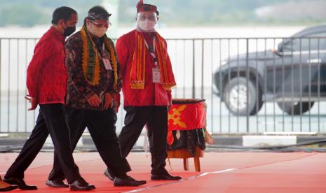 Presiden Joko Widodo (kiri) bersama Menteri Koordinator Bidang Perekonomian Airlangga Hartarto (tengah) saat menghadiri Munas Kadin di Kendari, Sulawesi Tenggara, Rabu (30/6).