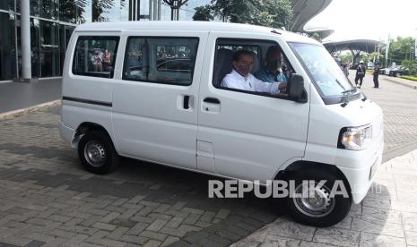 Presiden Joko Widodo (kiri) bersama Menteri Perindustrian Agus Gumiwang Kartasasmita (kanan) menjajal mobil listrik yang dipamerkan pada pameran Gaikindo Indonesia International Auto Show (GIIAS) 2021, di ICE BSD, Serpong, Tangerang, Banten, Rabu (16/11). PT PLN (Persero) berharap pemerintah memperluas regulasi program kendaraan Low Cost Green Car (LCGC) menjadi Low Carbon Emission Vehicle (LCEV). 