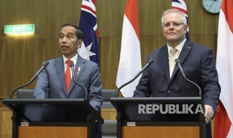 Presiden Joko Widodo (kiri) bersama Perdana Menteri Australia Scott Morrison (kanan) menyampaikan keterangan seusai melakukan pertemuan bilateral di gedung parlemen Australia, Canberra, Australia, Senin (10/2/2020). 