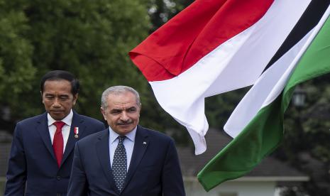 Presiden Joko Widodo (kiri) bersama Perdana Menteri Palestina Mohammad IM Shtayyeh memeriksa pasukan di Istana Kepresidenan Bogor, Jawa Barat, Senin (24/10/2022). Presiden Joko Widodo menerima kunjungan kenegaraan Perdana Menteri Palestina Mohammad IM Shtayyeh.