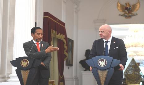 Presiden Joko Widodo (kiri) bersama Presiden Induk Asosiasi Sepak Bola Dunia (FIFA) Gianni Infantino memberikan keterangan kepada wartawan usai melakukan pertemuan di Istana Merdeka, Jakarta, Selasa (18/10/2022). Dalam pertemuan tersebut Pemerintah Indonesia dan FIFA sepakat untuk melakukan transformasi menyeluruh sepak bola Indonesia serta memastikan semua aspek pertandingan berjalan sesuai dengan standar keamanan yang ditetapkan FIFA.