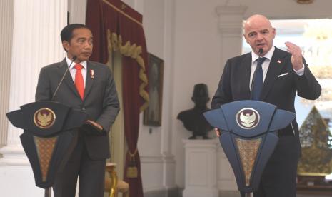 Presiden Joko Widodo (kiri) bersama Presiden Induk Asosiasi Sepak Bola Dunia (FIFA) Gianni Infantino memberikan keterangan kepada wartawan usai melakukan pertemuan di Istana Merdeka, Jakarta, Selasa (18/10/2022). Dalam pertemuan tersebut Pemerintah Indonesia dan FIFA sepakat untuk melakukan transformasi menyeluruh sepak bola Indonesia serta memastikan semua aspek pertandingan berjalan sesuai dengan standar keamanan yang ditetapkan FIFA.