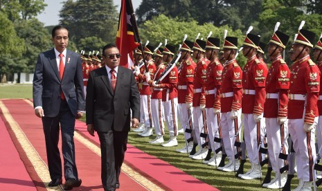 Presiden Joko Widodo (kiri) bersama Presiden Timor Leste Francisco Guterres Lu Olo (kedua kiri) memeriksa pasukan saat upacara penyambutan tamu negara di Istana Bogor, Jawa Barat, Kamis (28/6).