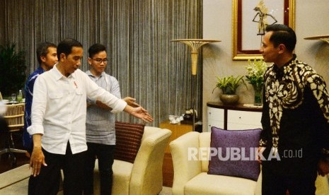 Presiden Joko Widodo (kiri) bersama Putra Presiden Joko Widodo Gibran Rakabuming Raka mempersilakan putra Mantan Presiden Susilo Bambang Yudhoyono, Agus Harimurti Yudhoyono (kanan) duduk